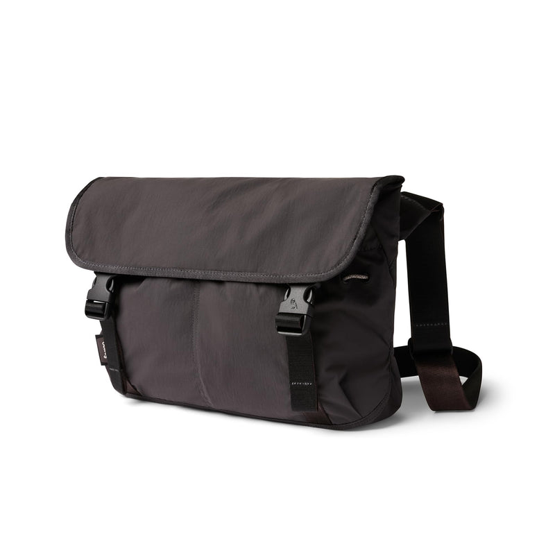 Bellroy Cinch Messenger (12 liter lightweight shoulder bag, water-resistant fabric, effortless organization) - Charcoal