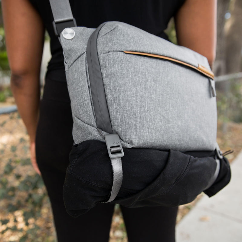 Peak Design Everyday Sling 10L, Ash, Padded Adjustable Shoulder Strap for Crossbody or Waist Carry, FlexFold Dividers, Ideal for Carrying Cameras or Everyday Essentials, Sling Bag for Men and Women