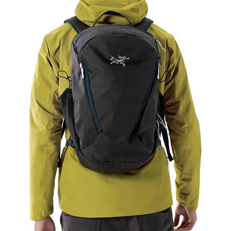 Arc'teryx Mantis 26 Backpack Unisex | Highly Versatile 26L Daypack | Black, One Size