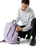 Arc'teryx Mantis 26 Backpack Unisex | Highly Versatile 26L Daypack | Mallow/Moondrop, One Size