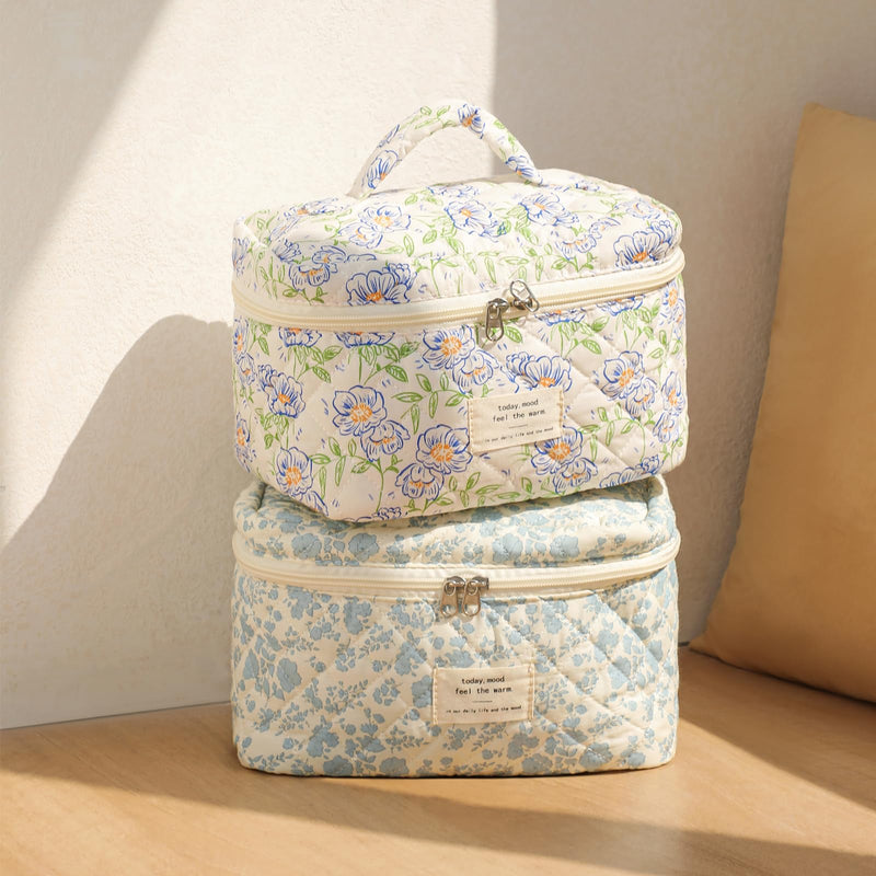 uekeboag Large Travel Quilted Makeup Bag for Women, Floral Cotton Cosmetic Bag, Coquette Aesthetic Floral Toiletry Organizer Bag (01Lithtblue - flower)